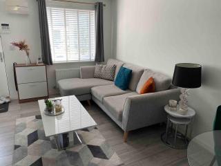 Modern 2-Bed House with Parking Near City & UHW Hosp - Cardiff - 2