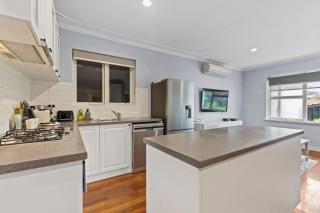 Bright 2-Bed House with Garage & BBQ in Bateman - Perth - 8