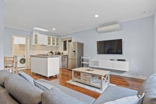 Bright 2-Bed House with Garage & BBQ in Bateman - Perth - 5