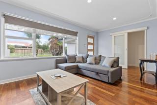 Bright 2-Bed House with Garage & BBQ in Bateman - Perth - 4