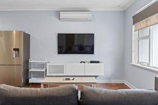 Bright 2-Bed House with Garage & BBQ in Bateman - Perth - 2