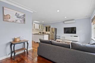 Bright 2-Bed House with Garage & BBQ in Bateman - Perth - 3