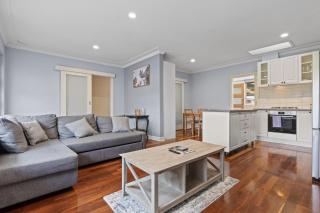 Bright 2-Bed House with Garage & BBQ in Bateman - Perth - 1