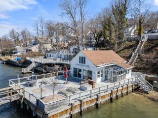 Beachfront House w Private Dock Walk to Town - 7