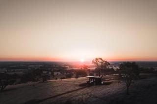 Luxury Winery Stay with Sweeping Hilltop Views - Cornella - 8