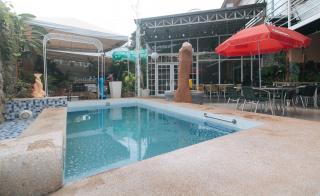 RedDoorz Premium at Casa LenidaRose - - 8