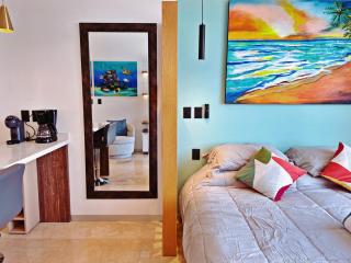 New Studio with King Bed and Balcony in 4thFloor - 3