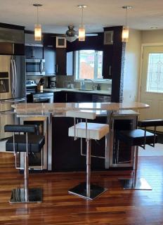 Spacious 4BR Family Home - Wine Fridge, Patio, Parking - Thompson - 3