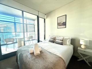 Sydney CBD New 2 bedroom Condo with amazing view Pool Gym 2 - 3