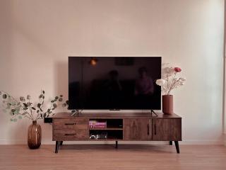 Elegant City Center Stay, Stylish Living - 9