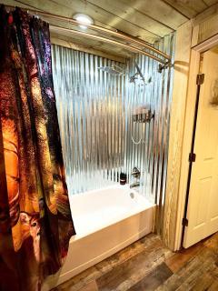 King Suite & Bunkhouse - Deer Camp - WiFi - Grill - 2