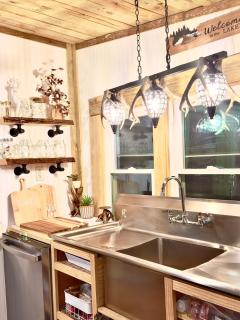 King Suite & Bunkhouse - Deer Camp - WiFi - Grill -  - 3