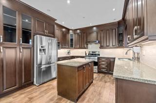 5 Bedroom Luxe Home with Patio beside Square One - 7