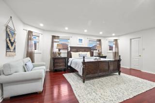 5 Bedroom Luxe Home with Patio beside Square One - 6