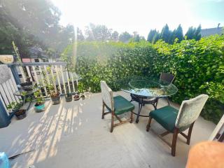 Cozy Nook in Fraser Valley Getaway With Breakfast - Abbotsford - 3