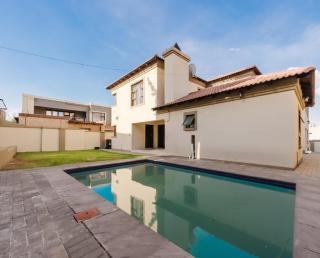 Villa on Dirk smit - 3