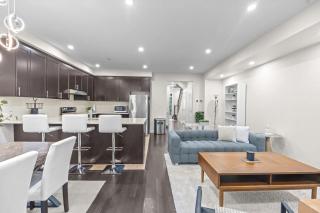 Modern Beautiful Home Private Patio and Balcony - Mississauga - 2