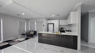 Stay in Newly build 3 bedrooms 2 bathrooms house - Perth - 0