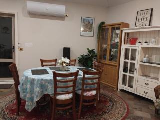 Sweet Holiday Home by the Golf Course - Canberra - 2