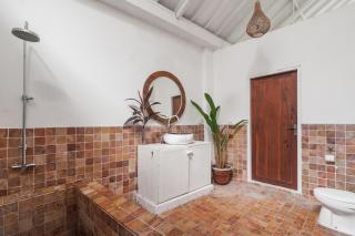 European-Inspired Villa Near Beach & Dining - Gili Trawangan - 2