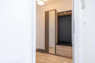 Chic 1BR & 1LR Apt only 9 Min to City Center, King Bed, Metro Access - Wien - 2