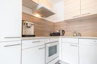 Chic 1BR & 1LR Apt only 9 Min to City Center, King Bed, Metro Access - Wien - 1