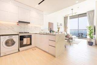 High-Floor 1BR with Balcony Overlooking the Lake, Minutes from the Park, Binghatti Onyx, Jumeirah Village Circle by Deluxe Holiday Homes - 5