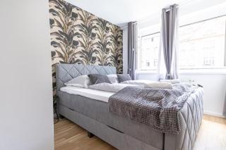 Chic 1BR & 1LR Apt only 9 Min to City Center, King Bed, Metro Access - Wien - 0