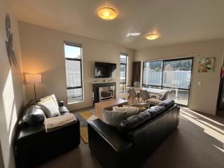 Spa, mountain views & a gas fireplace - Ohakune - 9