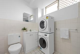 Spacious 1BR Near Hospital, QUT and CBD with Parking! - 2