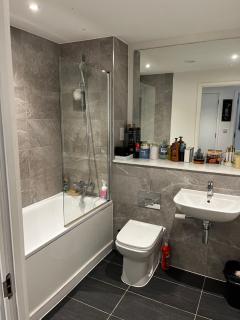 Private double room with shared amenities near Manchester - 3