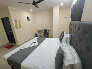 Hotel Shri Biraj Residency - Kondapur - 4
