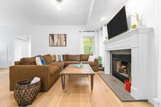 Gorogeous Chic 2BDR Renovated Home near Downtown Sleeps 6 843 - Traverse City - 7