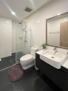 VV Patong Apartment B402, Close to Patong's Nightlife, Beach & More - Strand Patong - 4