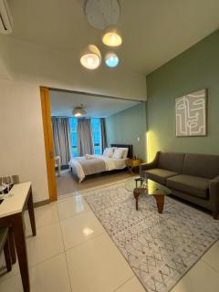 Modern Nordic 1BR Big Queen Bed Uptown BGC - 4