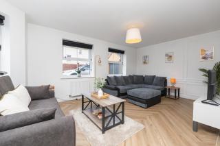 Large Modern Home, Free Parking, Families and Contractors Welcome - Bristol - 0