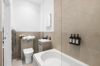 Stylish 2 Bed Seaside Apartment in the Heart of Brighton, 2 Minutes to the Beach, by Sovereign Suites - Brighton & Hove - 2