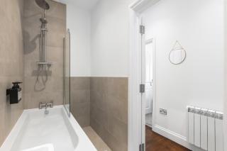 Stylish 2 Bed Seaside Apartment in the Heart of Brighton, 2 Minutes to the Beach, by Sovereign Suites - Brighton & Hove - 6