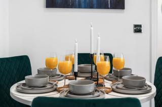 Stylish 2 Bed Seaside Apartment in the Heart of Brighton, 2 Minutes to the Beach, by Sovereign Suites - Brighton & Hove - 8