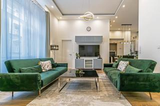 Spacious & Elegant Apartment in the City Center - 0