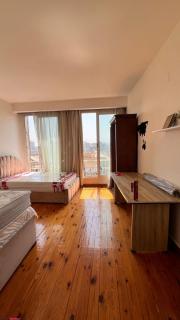 شقه عوائل للمتزوجين فقط ويمنع شرب الكحول داخل الشقه منعا باتا تتكون من غرفتين وصاله مطله على السفاره السعوديه القديمه والسفاره الايطاليه ملاصقه لكليه الطب القصر العيني - 6