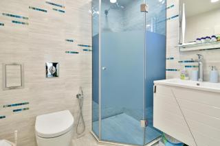 Azure View 2BR Luxury Apartment - free parking - 4