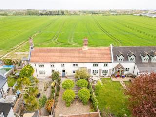 Beautiful dog friendly cottage 5 minute walk to beach - Sea Palling - 8
