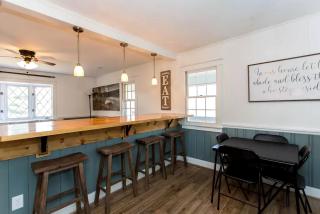 Spacious Cottage Getaway with Hot Tub near the Shenandoah River, Virginia - Elkton - 7
