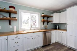 Spacious Cottage Getaway with Hot Tub near the Shenandoah River, Virginia - Elkton - 2