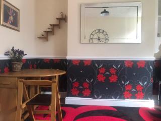 HouseSleeps6-Patio-Garden-NearBeach&SeasideRetreat - Wirral - 4
