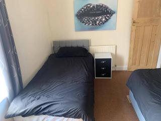 HouseSleeps6-Patio-Garden-NearBeach&SeasideRetreat - Wirral - 5