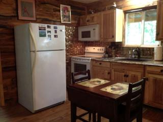 Cozy Two Person Cabin Rental near London, Kentucky, with direct access to Daniel Boone National Forest - London - 2