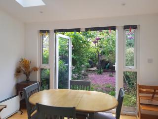 Stylish & Spacious 3-Bed Home in Vibrant Bow - London - 1