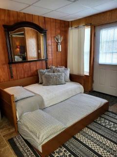 Simple Suite Rental for Relaxing Vacation in the Ozarks near Branson, Missouri - Omaha - 9